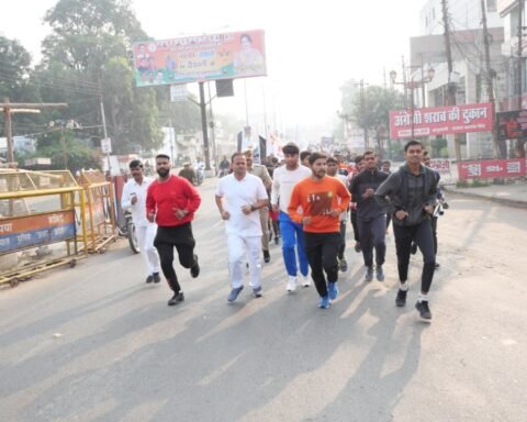 रन फॉर यूनिटी में दौड़े जिलाधिकारी तो दौड़ी झांसी