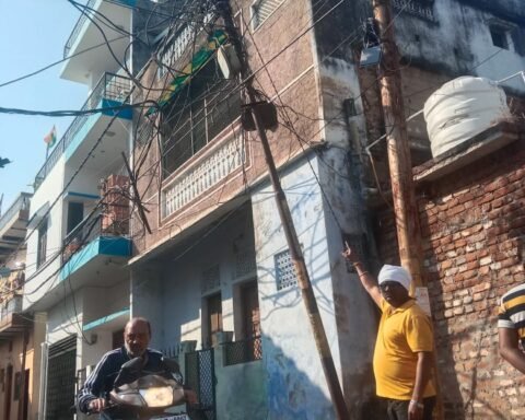 बिजली का झुका हुआ खंभा