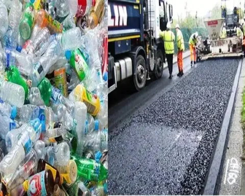 झांसी में प्लास्टिक कचरा सड़क