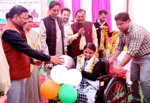  मोटराइज़्ड ट्राइसाईकिलें वितरित