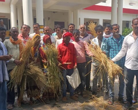 परेशान किसान पहुंचे कलेक्ट्रेट