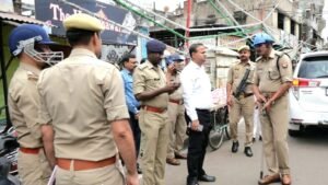 अधिकारी उतरे सड़क पर