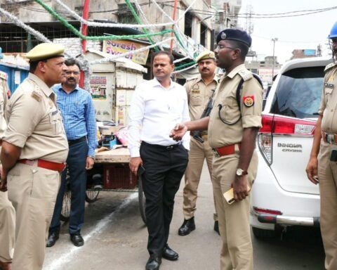 अधिकारी उतरे सड़क पर