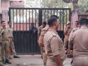 वकील हिमांशु पांडे और असद के फूफा, असद अहमद का शव लेने झांसी पहुंचे