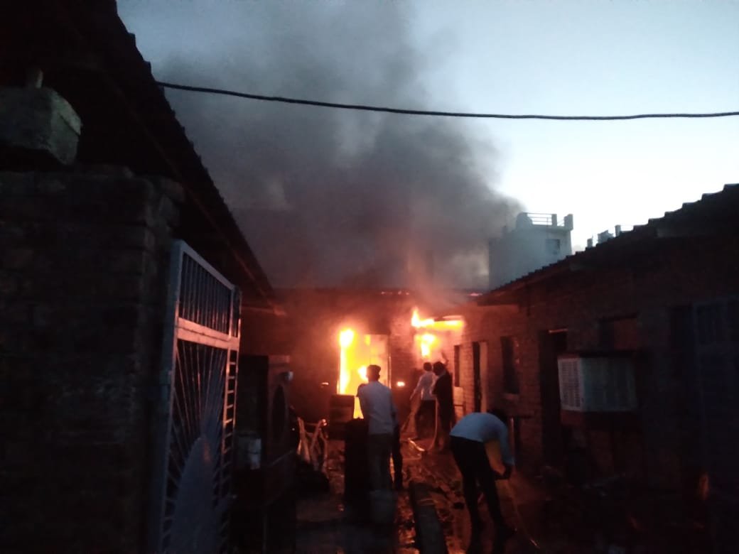 आग बुझाने पहुंची सूखी दमकल गाड़ी