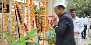 झांसी 15 अगस्त । वीरांगना नगरी झांसी में जिलाधिकारी रविंद्र कुमार ने 77वें स्वतंत्रता दिवस के अवसर पर आज यहां कलेक्ट्रेट भवन पर ध्वजारोहण कर जनपदवासियों सहित कलेक्ट्रेट परिवार
 को एवं उनके परिजनों को बधाई दी।
        जिलाधिकारी ने राष्ट्रपिता महात्मा गांधी को नमन करते हुए झांसी व देश के सभी ज्ञात-अज्ञात अमर सेनानियों को विनम्र श्रद्धांजलि अर्पित की। उन्होंने देश की सीमाओं को सुरक्षित
करते हुए भारत की आन्तरिक स्थिति को सुदृढ़ बनाए रखने के लिए अपने आपको बलिदान करने वाले वीर सैनिकों  को भाव-भीनी श्रद्धांजलि दी।
         उन्होंने कलेक्ट्रेट में उपस्थित अधिकारी कर्मचारियों को संबोधित करते हुए कहा कि स्वतंत्रता संग्राम में झांसी की भी महत्वपूर्ण भूमिका रही वीरांगना महारानी लक्ष्मीबाई ने
 सन् 1857 में आजादी के लिए जो लड़ाई प्रारंभ की वह भारत की आजादी तक चली, जिसमें झांसी के अनेकानेक स्वतंत्रता संग्राम सेनानियों ने सहयोग भी दिया और अपनी जान की कुर्बानी भी दी।
         इस मौके पर उन्होंने कहा कि हम सभी को स्वतंत्रता संग्राम सेनानियों का सम्मान करना चाहिए। उन्होंने अपील करते हुए कहा कि स्वतंत्रता संग्राम सेनानी या उनके परिजनों या
परिवार से जुड़े अन्य सदस्यों की भी हर संभव मदद करनी चाहिए। उन्होंने कहा कि कोई भी समस्या या प्रार्थना पत्र आपके समक्ष आता है तो उसका समय से निस्तारण करें। अपने
पटल पर आने वाले समस्त प्रार्थना पत्रों अथवा शिकायतों का समयबद्ध निस्तारण करना सुनिश्चित करें। यही एक सच्ची श्रद्धांजलि होगी।
         उन्होंने कहा कि प्रधानमंत्री श्री नरेन्द्र मोदी जी के नेतृत्व एवं मार्गदर्शन में आजादी का अमृत महोत्सव के अंतर्गत "हर घर तिरंगा" एवं "मेरी माटी मेरा देश"कार्यक्रम का आयोजन
जनपद के गांव-गांव में आयोजित किए जा रहे हैं। जिससे देश के प्रति मान सम्मान और स्वतंत्रता संग्राम सेनानियों के बलिदान को याद किया जा रहा है। देश के प्रत्येक नागरिक की
सहभागिता से राष्ट्रोत्सव बन चुका है।
        आज आजादी की 77 वीं वर्षगांठ के अवसर पर झांसी के एतिहासिक किले पर किए जाने वाले झण्डारोहण की कई वर्षों पुरानी परम्परा को कायम रखते हुए जिलाधिकारी
श्री रविन्द्र कुमार द्वारा झण्डारोहण किया गया एवं किले की प्राचीर से उन सभी स्वतंत्रता सैनानियों को याद करते हुए नमन किया गया, जिन्होंने भारत के स्वतंत्रता संग्राम में योगदान दिया।
 विशेषकर स्वतंत्रता संग्राम के प्रथम बिगुल, जो कि 1857 में बजा था, पर महारानी लक्ष्मीबाई के महत्वपूर्ण योगदान एवं बलिदान को याद करते हुए उन्हें नमन किया गया । साथ ही साथ
 झॉसी के स्वतंत्रता सैनानियों के परिवार वालों को जिला प्रशासन की तरफ से हर सम्भव मदद हेतु उपस्थित अधिकारियों एवं कर्मचारियों से अपील की गई।
         इसके साथ ही हर घर तिरंगा एवं अपनी माटी अपना देश कार्यक्रम के अंतर्गत ज़्यादा से ज़्यादा तिरंगा घर, दुकान व अन्य प्रतिस्थान पर लगाने एवं  राष्ट्रीय झंडे के प्रति आदर सम्मान
 देने हेतु युवाओं को प्रेरित किया गया । साथ ही साथ लोगों से अपील की गयी कि अगर उन्हें कहीं भी तिरंगा गिरा हुआ , गंदा- मटमैला, कटा हुआ , उल्टा लगा हुआ या अन्य
 असम्मानजनक स्थिति में मिले तो उसे अनदेखा न करके उसे आदरपूर्वक उठाकर मोड़कर अपने घर में रखें और आदरपूर्वक डिस्पोज़ करें, क्योंकि तिरंगा का
 सम्मान राष्ट्र सम्मान है । यही हमारे तरफ़ से आजाद भारत को एक सच्ची श्रद्धांजलि होगी ।
        आज कलेक्ट्रेट में जिलाधिकारी श्री रविंद्र कुमार द्वारा निर्माणाधीन इमारत में लगे श्रमिकों के बच्चों को आमंत्रित किया गया एवं ध्वजारोहण के पश्चात सभी बच्चों को मिष्ठान वितरण किया।
जिलाधिकारी ने इस मौके पर बच्चों से बात करते हुए उनकी समस्याओं को भी सुना।
        कलेक्ट्रेट में श्री लतीफ अहमद द्वारा बांसुरी वादन के माध्यम से देश प्रेम के गीत प्रस्तुत किए गए, इसके अतिरिक्त राजकीय बालिका इंटर कॉलेज की लड़कियों ने राष्ट्रगान प्रस्तुत किया।
जिलाधिकारी ने उन्हें इस अवसर पर सम्मानित करते हुए ढेरों शुभकामनाएं दी।
         इस मौके पर उपाध्यक्ष झांसी विकास प्राधिकरण, नगर आयुक्त, मुख्य विकास अधिकारी, अपर जिलाधिकारी नमामि गंगे, अपर जिलाधिकारी प्रशासन, अपर जिलाधिकारी न्याय, नगर मजिस्ट्रेट
 सहित अन्य अधिकारी व कर्मचारी उपस्थित रहे।

वैभव सिंह

77वें स्वतंत्रता दिवस
