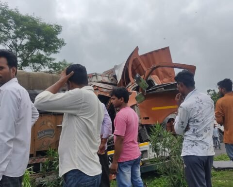 कन्टेनर व ट्रक की टक्कर