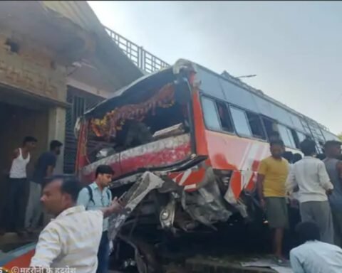 यात्री बस टकरायी मकान से