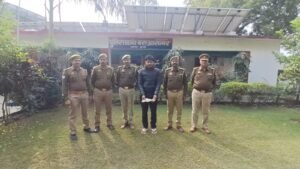इनामी अपराधियों को पकड़ा
