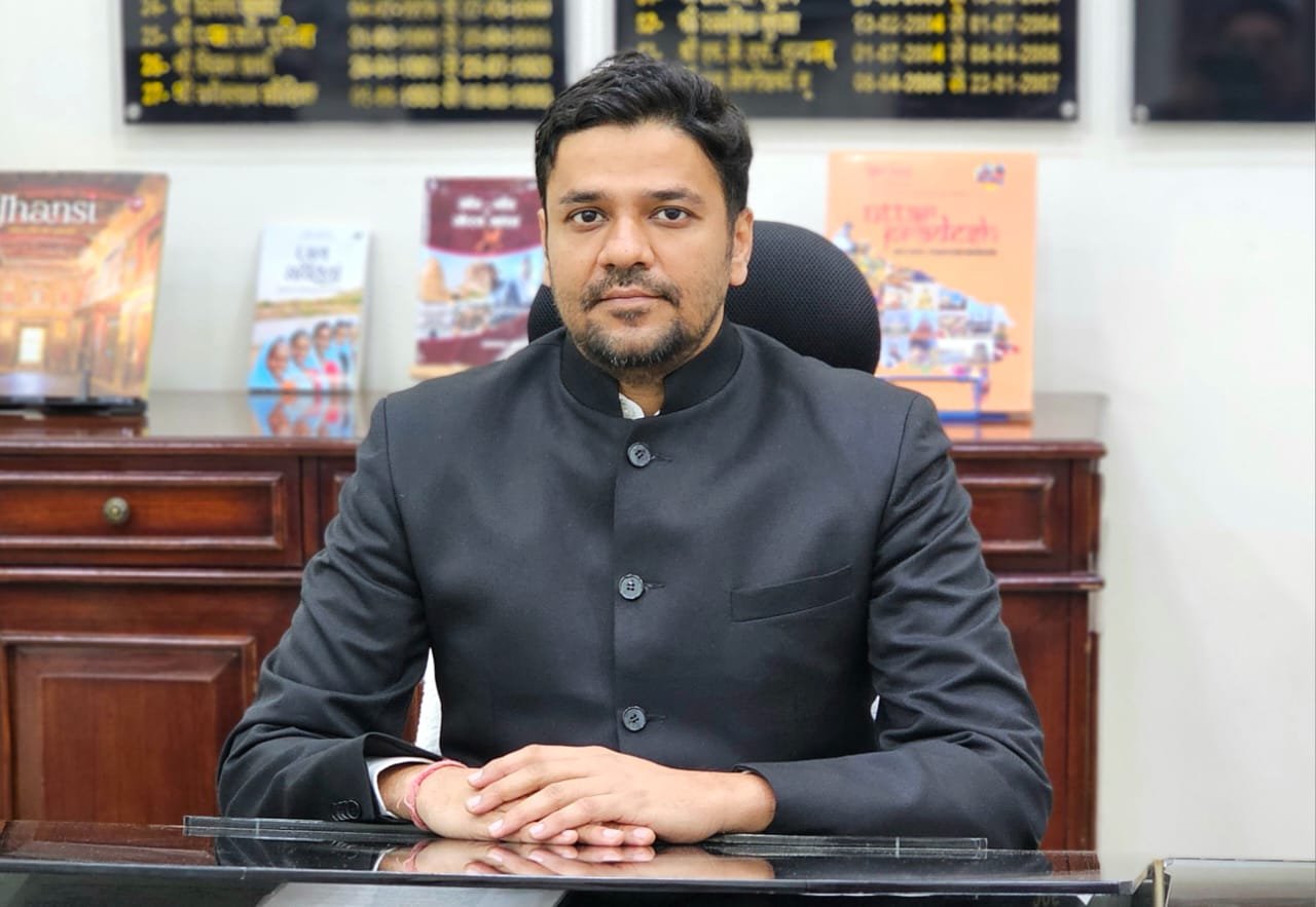 जिलाधिकारी अविनाश कुमार
