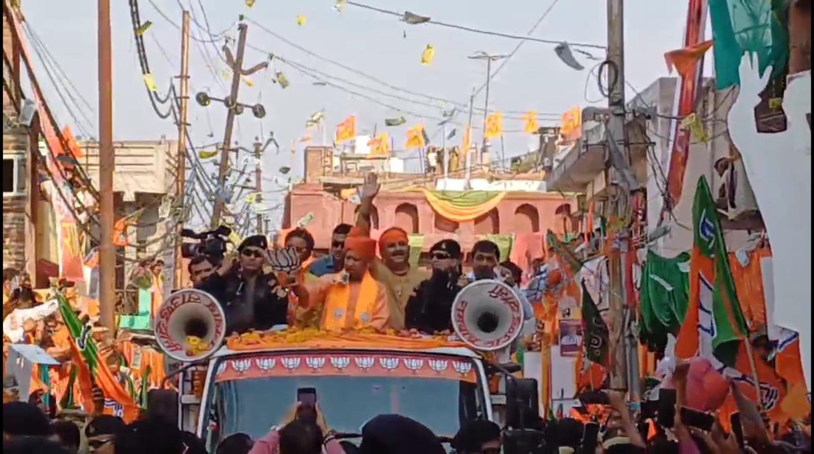 योगी का रोड शो