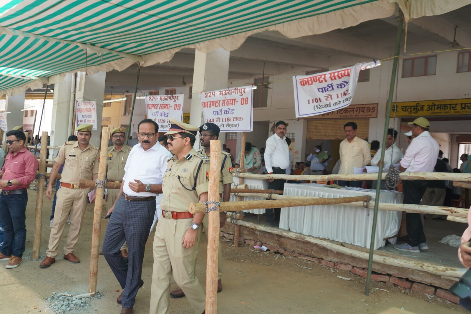 पोलिंग पार्टियों का जायजा