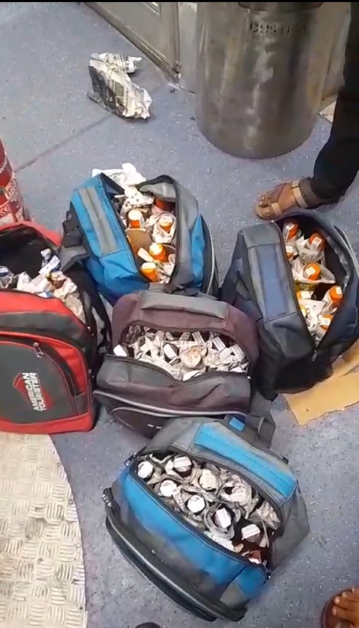 ट्रेन कोच में पकड़ी गयी शराब