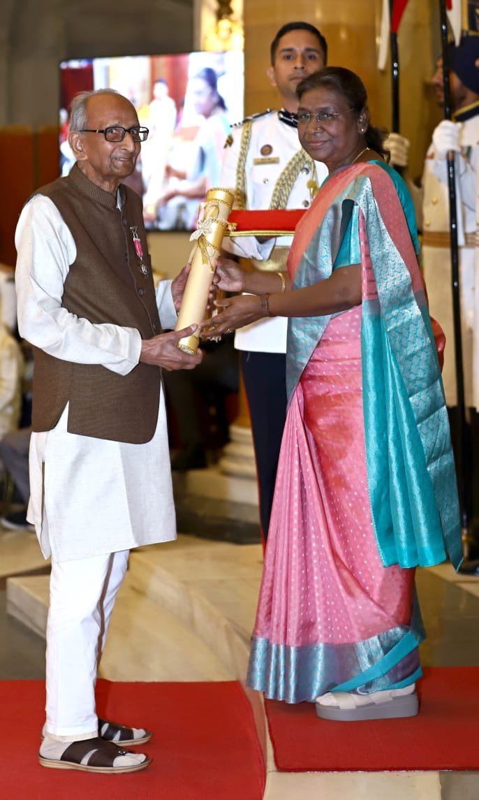 डॉ. राधाचरण गुप्ता का निधन