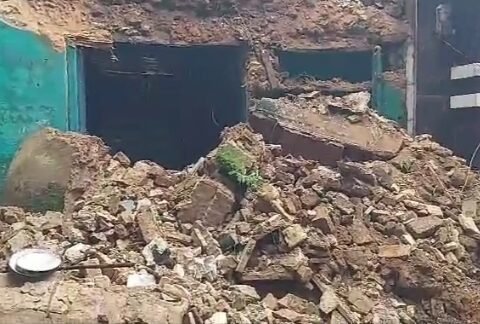पुराना मकान गिरा