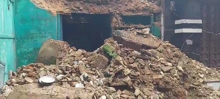 पुराना मकान गिरा