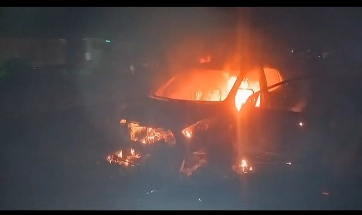 चलती कार में लगी आग