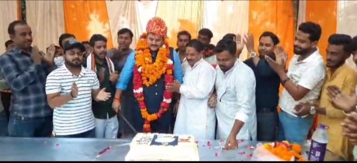 भाजपा नेता ने काटा तलवार से केक