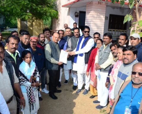कांग्रेसियो ने मण्डलायुक्त को दिया ज्ञापन