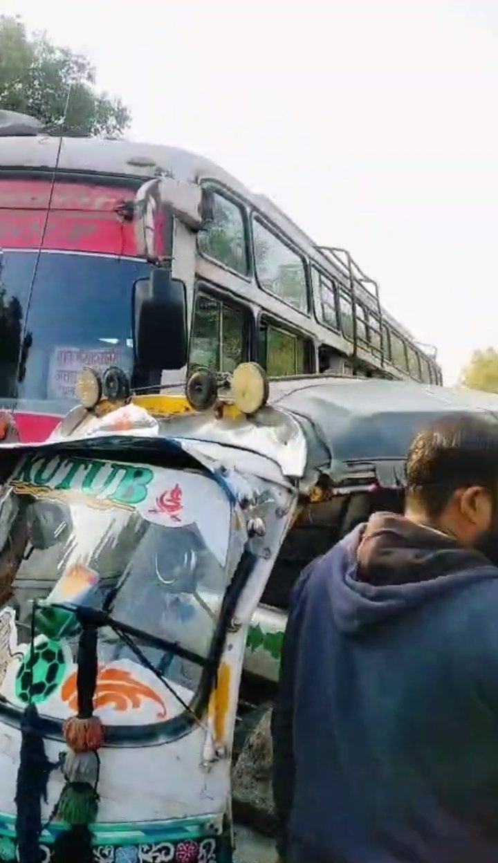 बस ने ऑटो में मारी टक्कर