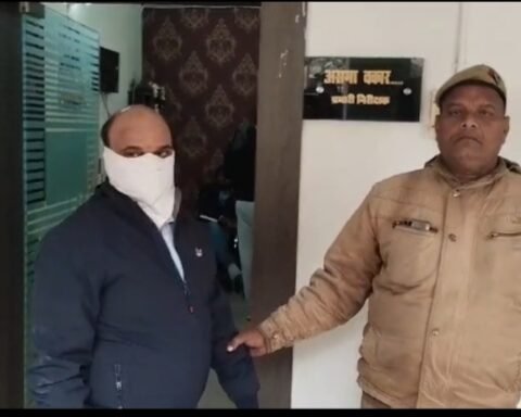 बाबू 50 हजार की रिश्वत लेते रंगे हाथों गिरफ्तार