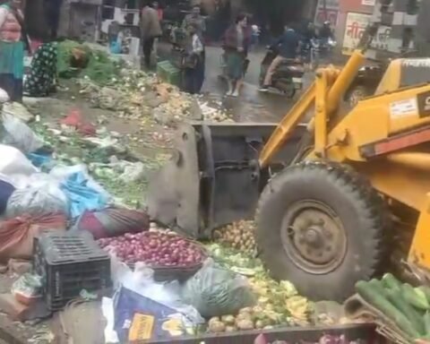 अतिक्रमण पर चला बुलडोजर