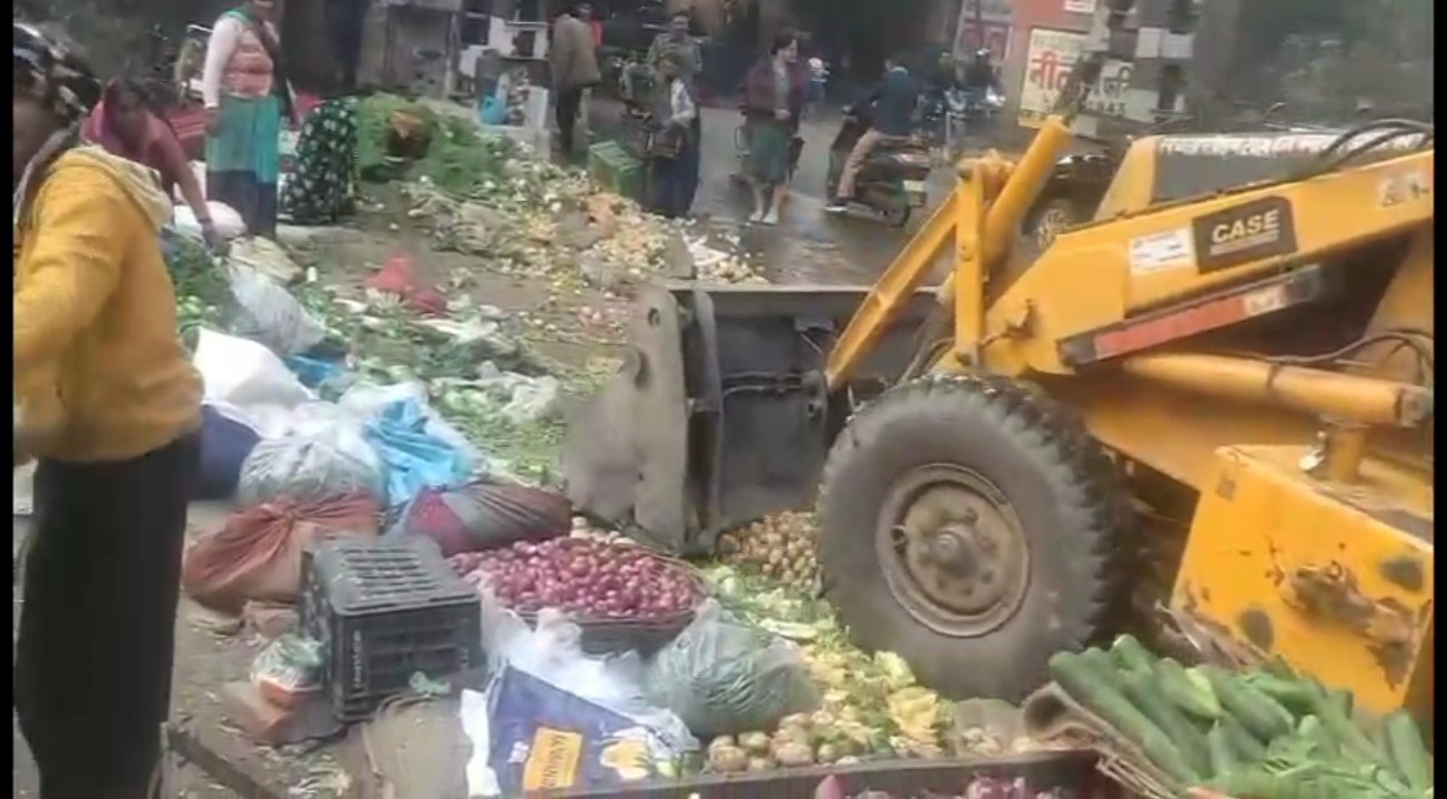 अतिक्रमण पर चला बुलडोजर