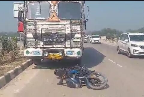 ट्रक ने रौंदा तीन मोटरसाइकिल सवारों को
