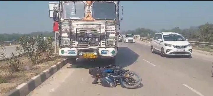 ट्रक ने रौंदा तीन मोटरसाइकिल सवारों को
