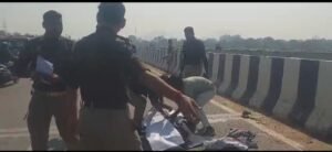 ट्रक ने रौंदा तीन मोटरसाइकिल सवारों को