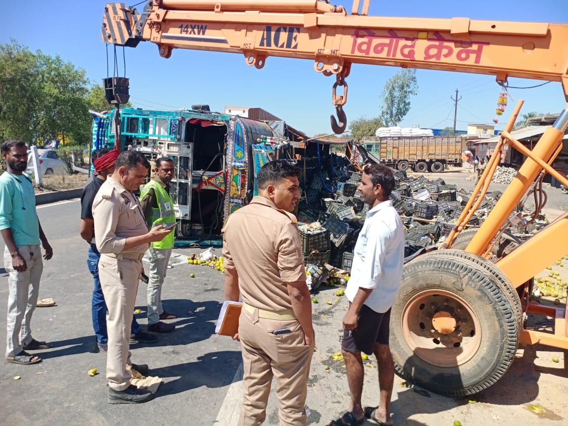 संतरे से भरा ट्रक पलटा