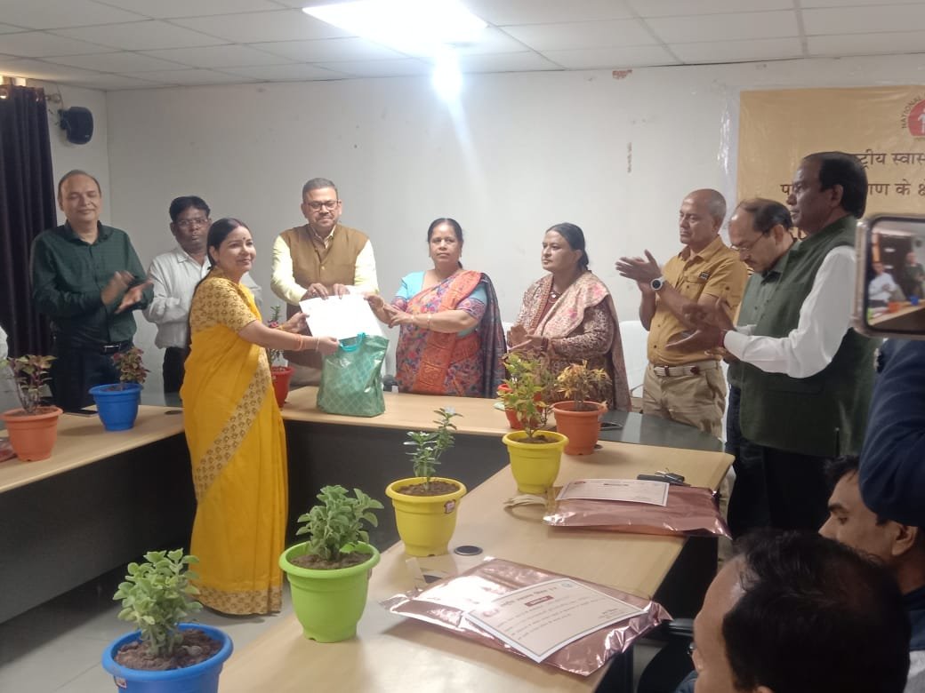 स्वास्थ्य कर्मी सम्मानित