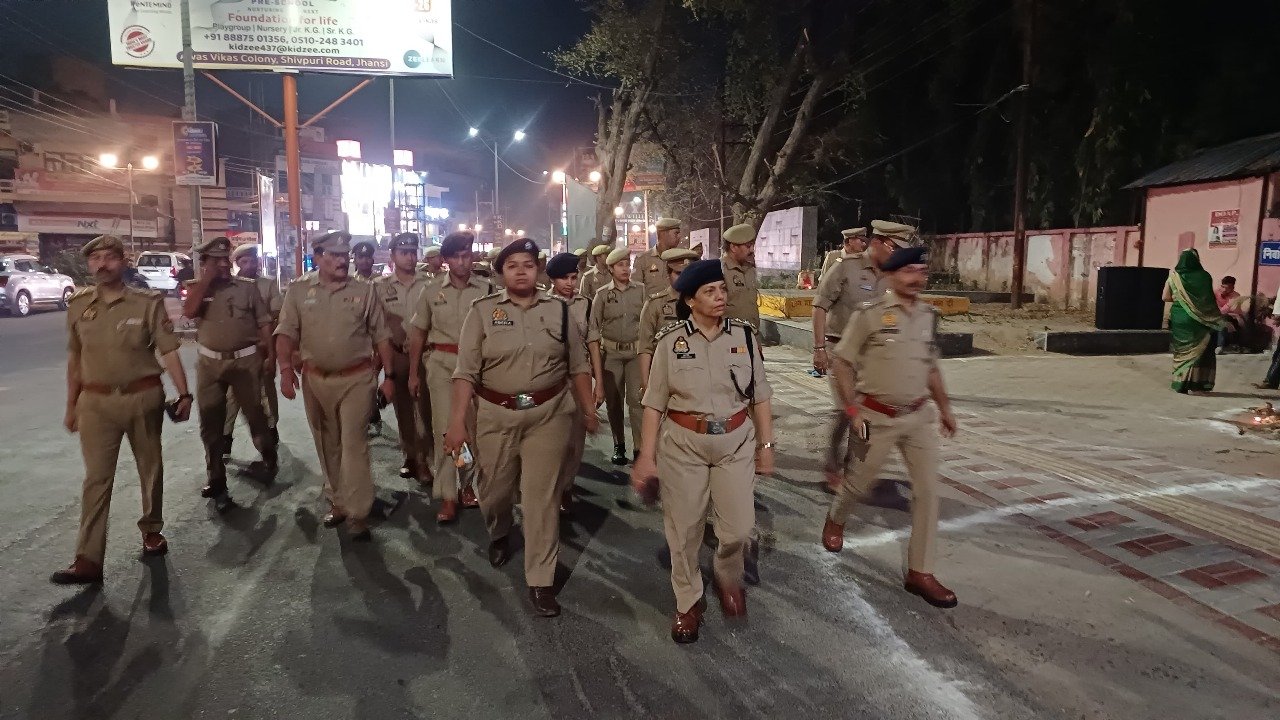 दल बल के साथ सड़क पर उतरीं एसएसपी