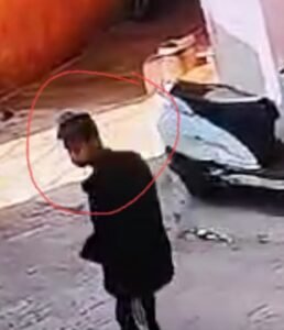  मासूम के साथ खींचतान