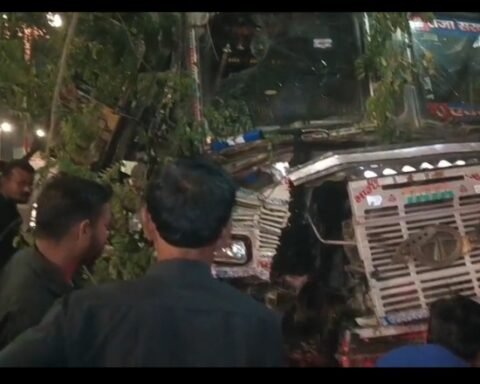 ट्रक और रोड रोलर की भिड़ंत