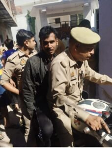  मासूम के साथ खींचतान