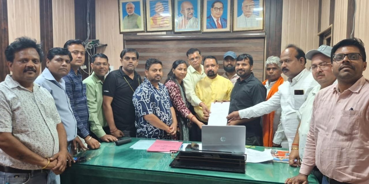 व्यापारियों ने मंडी सचिव का किया घेराव