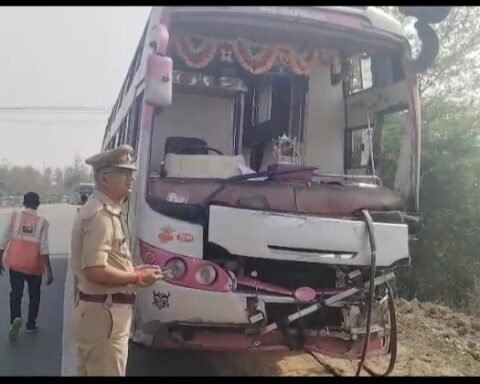 प्राइवेट बस टकराई रोड रोलर से