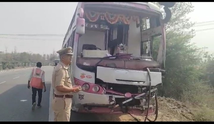 प्राइवेट बस टकराई रोड रोलर से