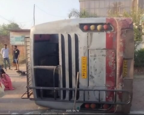 पलटी बारातियों से भरी बस