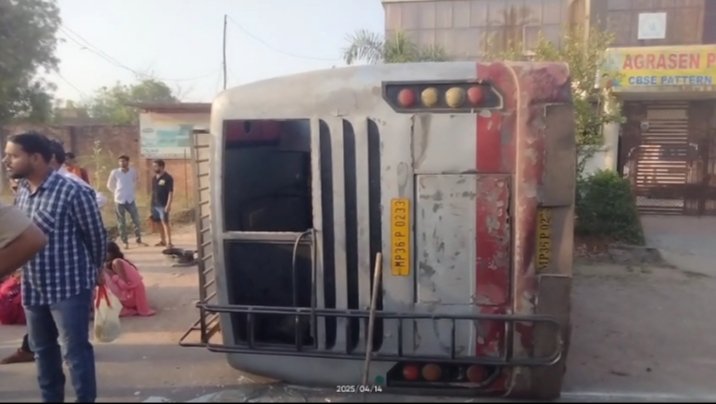 पलटी बारातियों से भरी बस