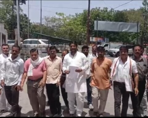 कांग्रेसी पहुंचे थाने