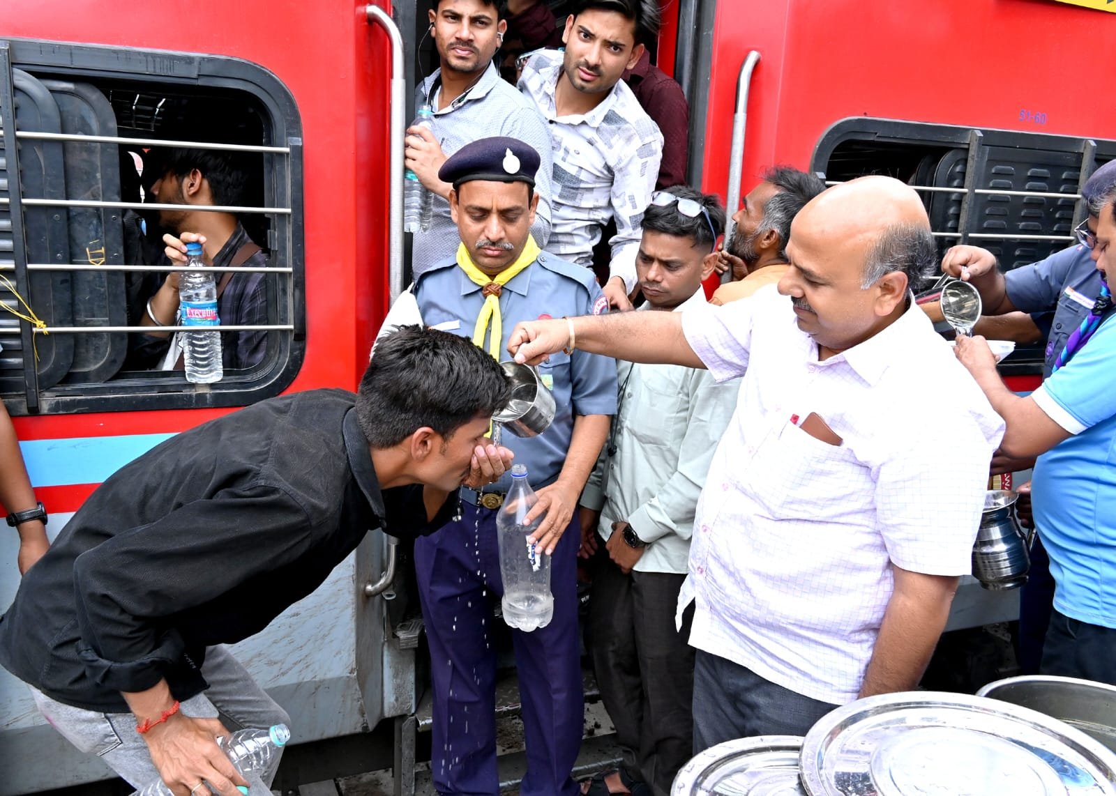 झांसी। बुंदेलखंड के झांसी स्थित वीरांगना लक्ष्मीबाई  रेलवे स्टेशन पर निःशुल्क शीतल जल वितरण सेवा प्रारंभ की गई