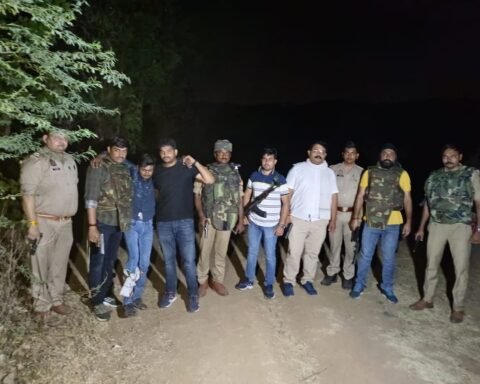 दो वांछित अपराधी गिरफ्तार
