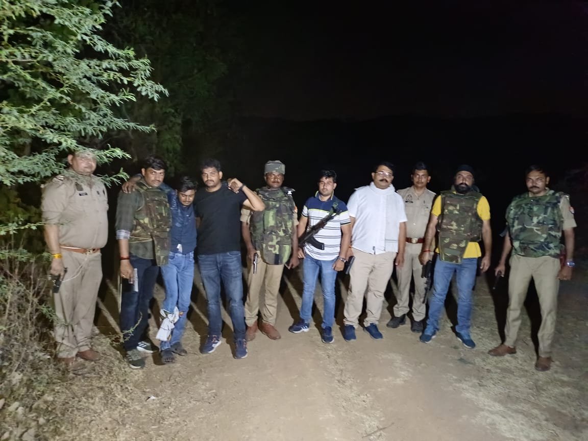 दो वांछित अपराधी गिरफ्तार
