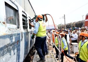झांसी स्टेशन यार्ड में मॉक ड्रिल