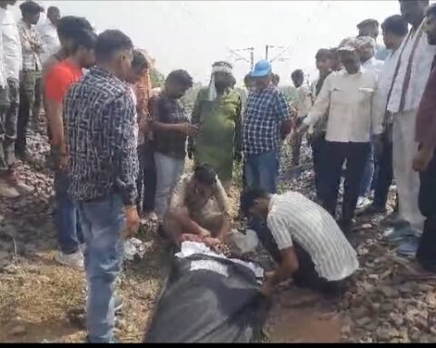 युवक का शव