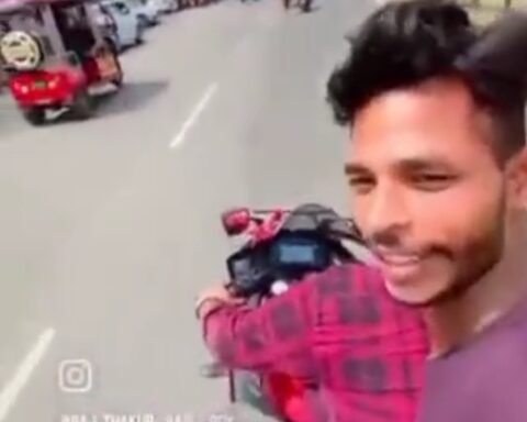 सड़क पर बाइक से स्टंट