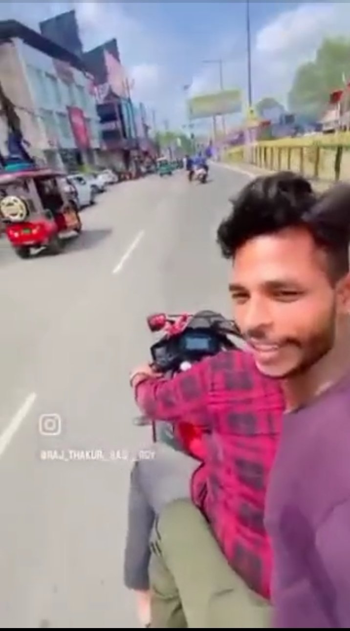 सड़क पर बाइक से स्टंट