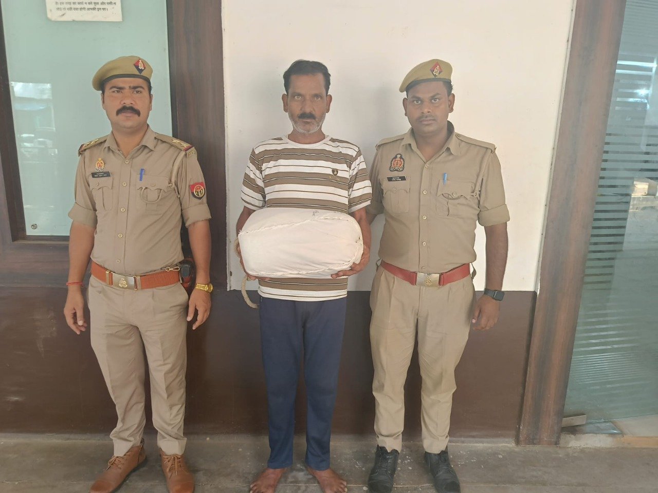 गांजे के साथ अभियुक्त गिरफ्तार